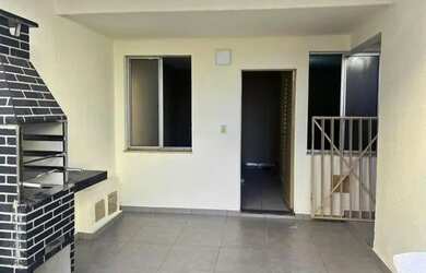 Imagem: A casa possui 2 Dormitórios, 1 Banheiro, 2 Vagas na garagem