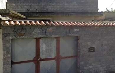 Imagem: A casa possui 4 Dormitórios, 1 Banheiro, 1 Vaga na garagem