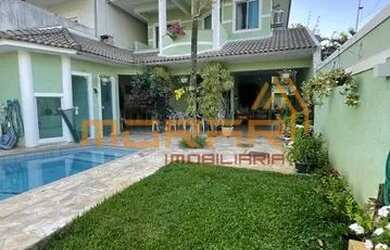 Imagem: A casa em condomínio possui 5 Dormitórios, 4 Banheiros, 3