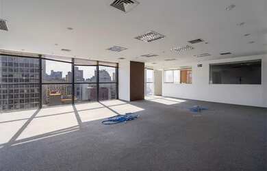 Imagem: O depósito possui 1 Vaga na garagem, 162m² de Área e está