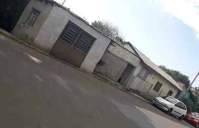 Imagem: A casa possui 2 Dormitórios, 1 Banheiro e 1 Vaga na garagem