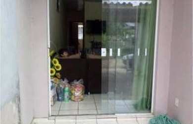 Imagem: A casa possui 2 Dormitórios, 1 Banheiro, 1 Vaga na garagem