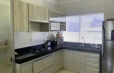 Imagem: A casa possui 3 Dormitórios, 1 Banheiro, 3 Vagas na garagem