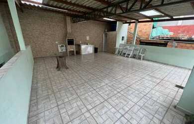 Imagem: A casa possui 3 Dormitórios, 2 Banheiros, 1 Vaga na garagem