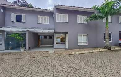 Imagem: A casa possui 3 Dormitórios, 2 Banheiros, 1 Vaga na garagem