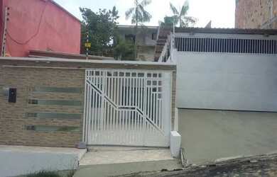 Imagem: A casa possui 3 Dormitórios, 2 Banheiros, 2 Vagas na garagem