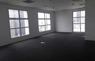 Imagem: O depósito possui 2 Vagas na garagem, 70m² de Área e está