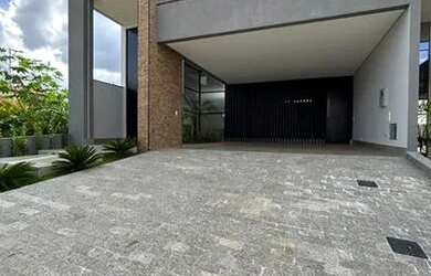 Imagem: A casa em condomínio possui 3 Dormitórios, 1 Banheiro, 4 Vagas