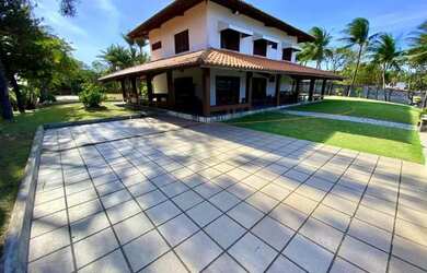 Imagem: A casa possui 4 Dormitórios, Acomodam 30 pessoas e está localizado