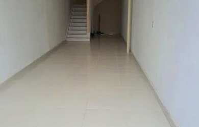 Imagem: A casa possui 3 Dormitórios, 1 Banheiro e 1 Vaga na garagem