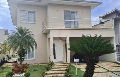 Imagem: A casa em condomínio possui 4 Dormitórios, 5 Banheiros, 2