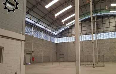 Imagem: O depósito possui 5 Vagas na garagem, 2.389m² de Área e