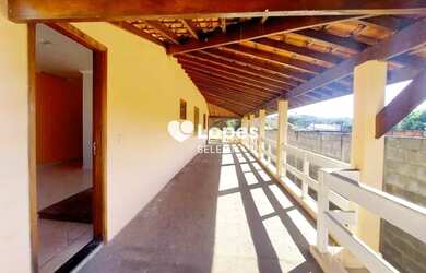 Imagem: A casa possui 3 Dormitórios, 2 Banheiros, 4 Vagas na garagem