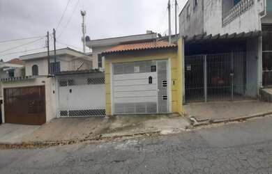 Imagem: A casa possui 2 Dormitórios, 2 Banheiros, 2 Vagas na garagem