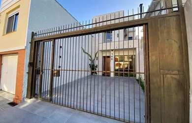 Imagem: A casa possui 3 Dormitórios, 2 Banheiros, 2 Vagas na garagem