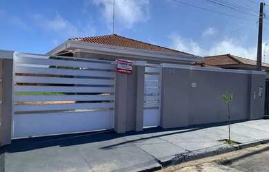 Imagem: A casa possui 2 Dormitórios, 1 Banheiro, 2 Vagas na garagem