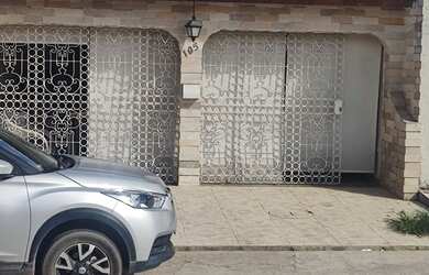 Imagem: A casa possui 3 Dormitórios, 2 Banheiros, 162m² de Área e