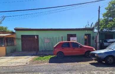 Imagem: A casa possui 2 Dormitórios, 1 Banheiro, 1 Vaga na garagem