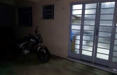 Imagem: A casa possui 3 Dormitórios, 2 Banheiros, 1 Vaga na garagem
