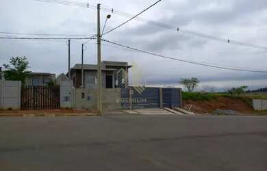 Imagem: A casa possui 3 Dormitórios, 2 Banheiros, 5 Vagas na garagem