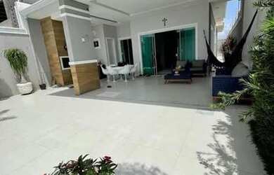 Imagem: A casa possui 3 Dormitórios, 4 Banheiros, 2 Vagas na garagem