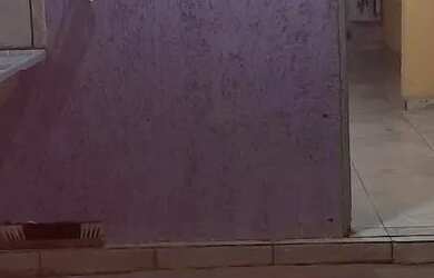 Imagem: A casa possui 1 Dormitório, 1 Banheiro, 1 Vaga na garagem