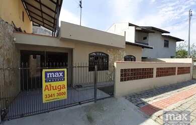 Imagem: A casa possui 3 Dormitórios, 1 Banheiro, 2 Vagas na garagem