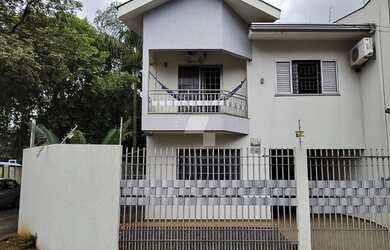 Imagem: A casa possui 3 Dormitórios, 2 Banheiros, 3 Vagas na garagem