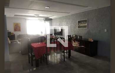 Imagem: A casa possui 4 Dormitórios, 1 Banheiro, 2 Vagas na garagem