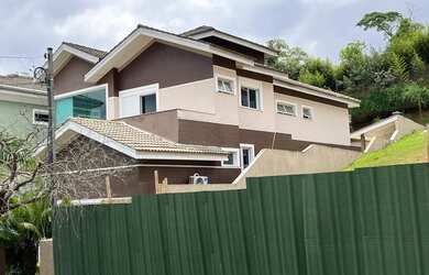 Imagem: A casa em condomínio possui 4 Dormitórios, 5 Banheiros, 4