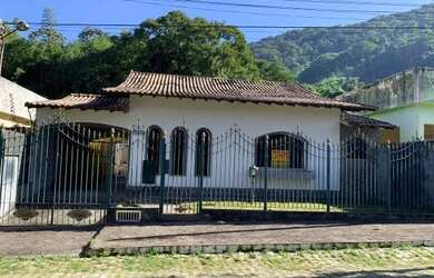 Imagem: A casa possui 4 Dormitórios, 5 Banheiros, 3 Vagas na garagem