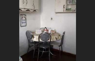 Imagem: A casa possui 4 Dormitórios, 2 Banheiros, 80m² de Área e