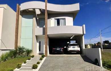 Imagem: A casa possui 3 Dormitórios, 3 Banheiros, 4 Vagas na garagem