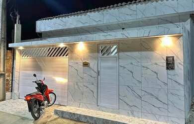 Imagem: A casa possui 3 Dormitórios, 2 Banheiros, 1 Vaga na garagem