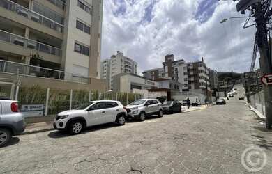 Imagem 4: Apartamento semimobiliado com sacada e churrasqueira na Trindade