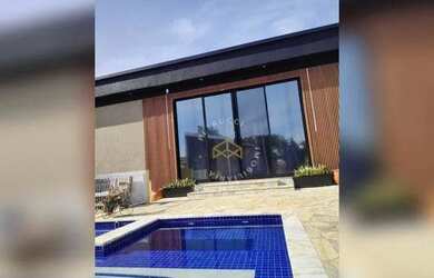 Imagem: A casa em condomínio possui 4 Dormitórios, 2 Banheiros, 5