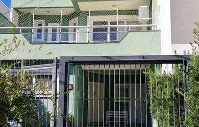 Imagem: A casa possui 3 Dormitórios, 4 Banheiros, 2 Vagas na garagem