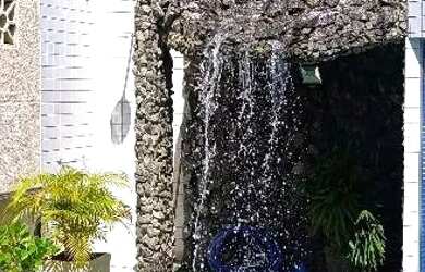 Imagem: A casa possui 3 Dormitórios, 3 Banheiros, 2 Vagas na garagem