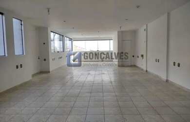 Imagem: O depósito possui 5 Vagas na garagem, 380m² de Área e está