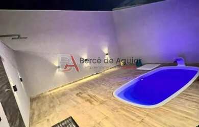 Imagem: A casa possui 3 Dormitórios, 2 Banheiros, 2 Vagas na garagem