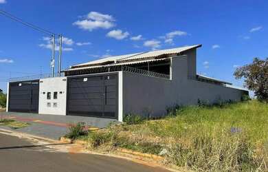 Imagem: A casa possui 2 Dormitórios, 2 Banheiros, 2 Vagas na garagem