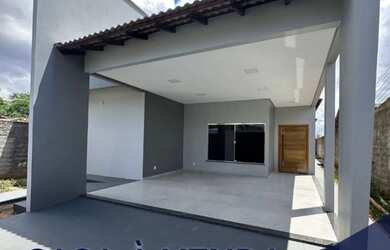 Imagem: A casa possui 3 Dormitórios, 3 Banheiros, 2 Vagas na garagem