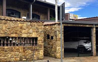 Imagem: A casa possui 3 Dormitórios, 4 Banheiros, 2 Vagas na garagem