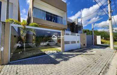 Imagem: A casa possui 4 Dormitórios, 3 Banheiros, 4 Vagas na garagem