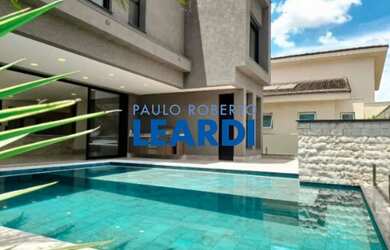 Imagem: A casa em condomínio possui 4 Dormitórios, 5 Banheiros, 5