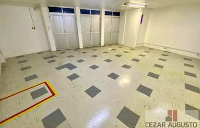 Imagem: O depósito possui 5 Vagas na garagem, 300m² de Área e está