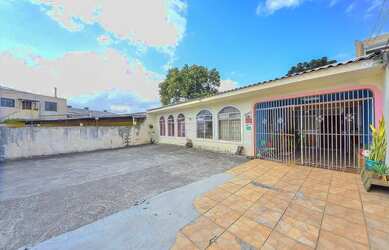 Imagem: A casa possui 4 Dormitórios, 2 Banheiros, 5 Vagas na garagem