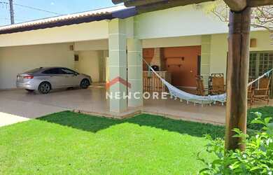 Imagem: A casa possui 3 Dormitórios, 3 Banheiros, 5 Vagas na garagem