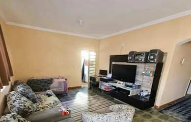 Imagem: A casa possui 2 Dormitórios, 1 Banheiro, 2 Vagas na garagem