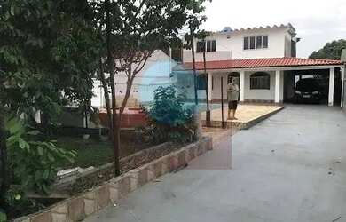 Imagem: A casa possui 4 Dormitórios, 2 Banheiros, 4 Vagas na garagem